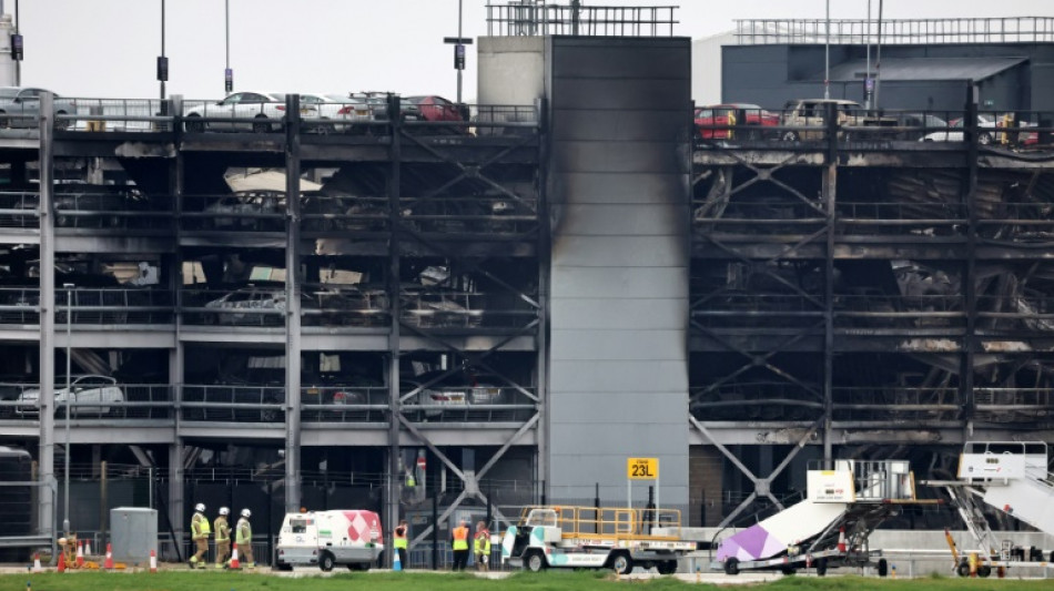 Incêndio em aeroporto de Londres interrompeu tráfego aéreo