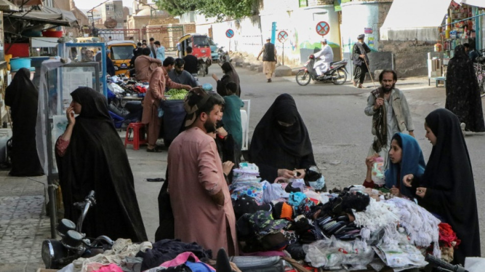 Hombres y mujeres pueden volver a comer juntos en Herat, Afganistán
