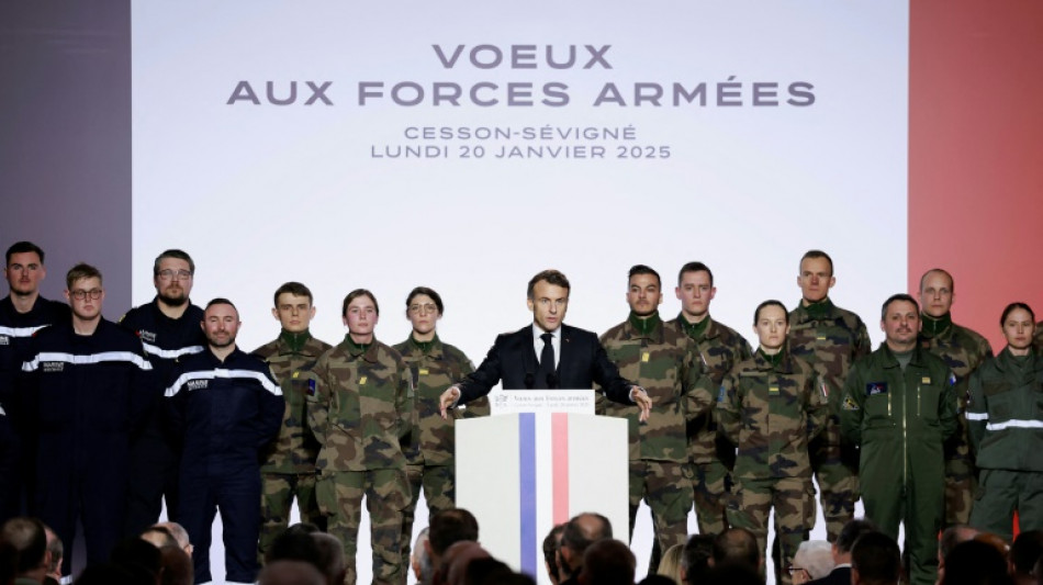 Macron veut "mobiliser" plus de jeunes volontaires "en renfort" des armées