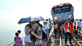 Todos a bordo del "tren flotante" de Tailandia