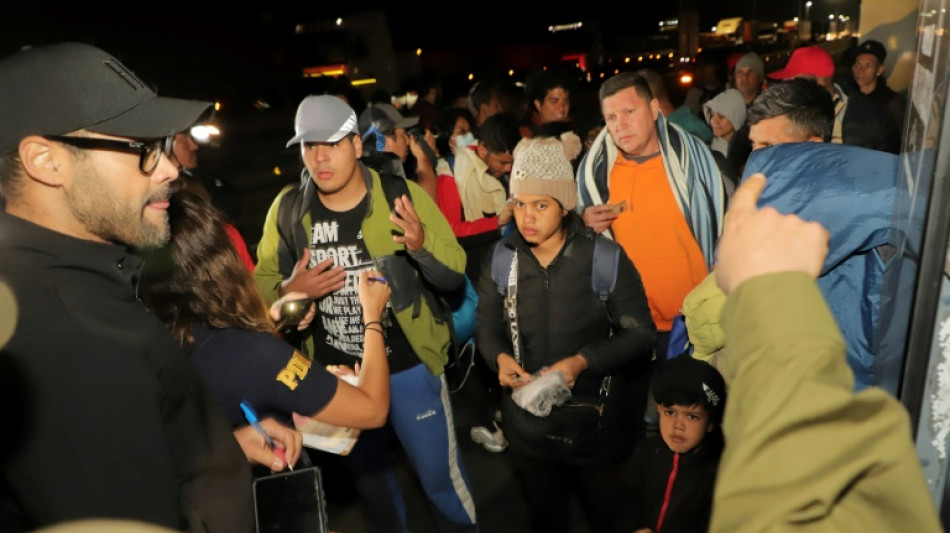 Avião com migrantes bloqueados na fronteira Chile-Peru segue para a Venezuela 