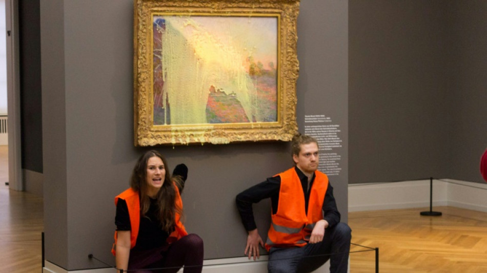 Après les "Tournesols", un tableau de Monet aspergé de purée par des activistes