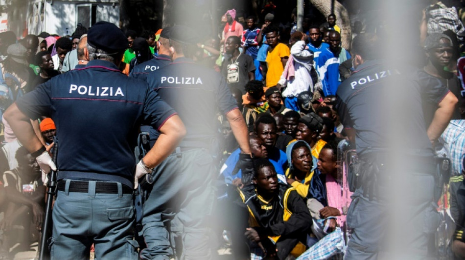 Flüchtlinge von Lampedusa nach Sizilien und aufs italienische Festland gebracht