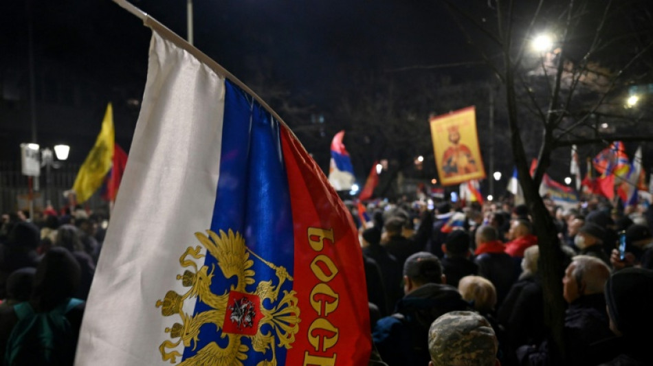 Hunderte pro-russische Demonstranten ziehen durch Belgrad