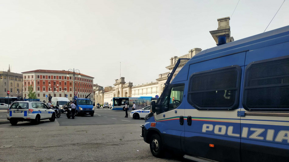 Cominciato sgombero migranti dal Silos di Trieste