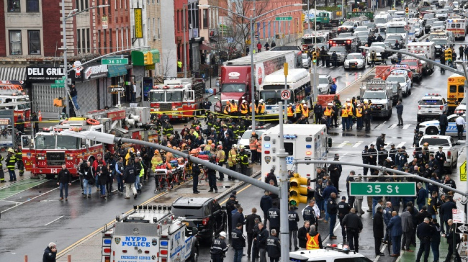 Un hombre con una máscara de gas deja 16 heridos en tiroteo en el metro de Nueva York