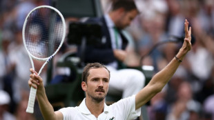 Medvedev sofre, mas vira sobre francês Müller e vai à 3ª rodada de Wimbledon