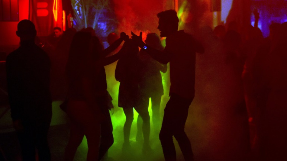 La ciencia confirma que para hacer que la gente baile hay que encender los bajos