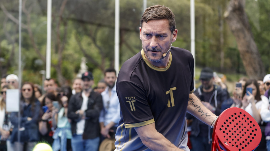 Calcio: Totti 'tornare a giocare? Difficile ma mai dire mai'