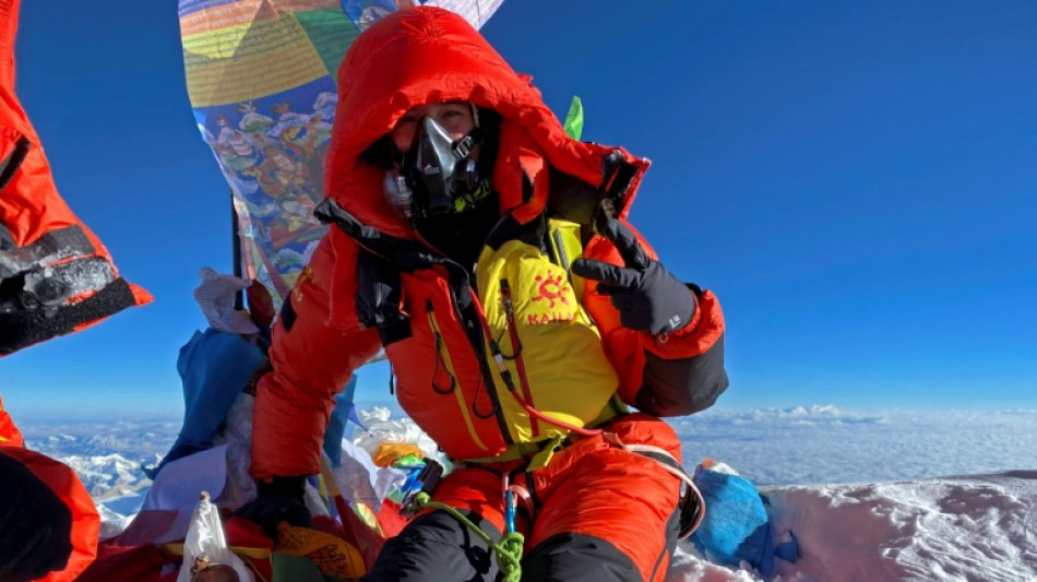 Ukrainerin erklimmt mit blau-gelber Flagge den Mount Everest