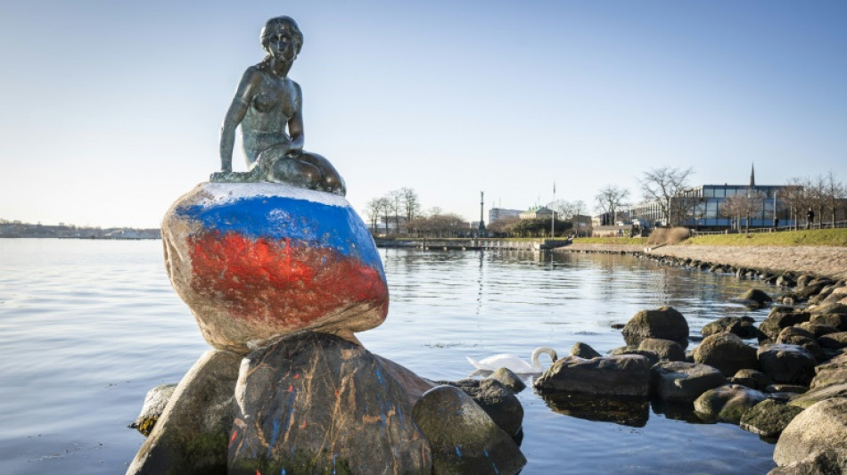 Statue der kleinen Meerjungfrau mit Farben russischer Flagge beschmiert 