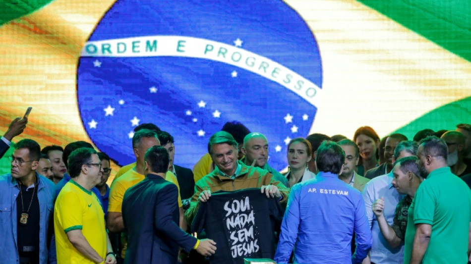 Brésil: Lula et Bolsonaro en "guerre de religion" pour séduire l'électorat