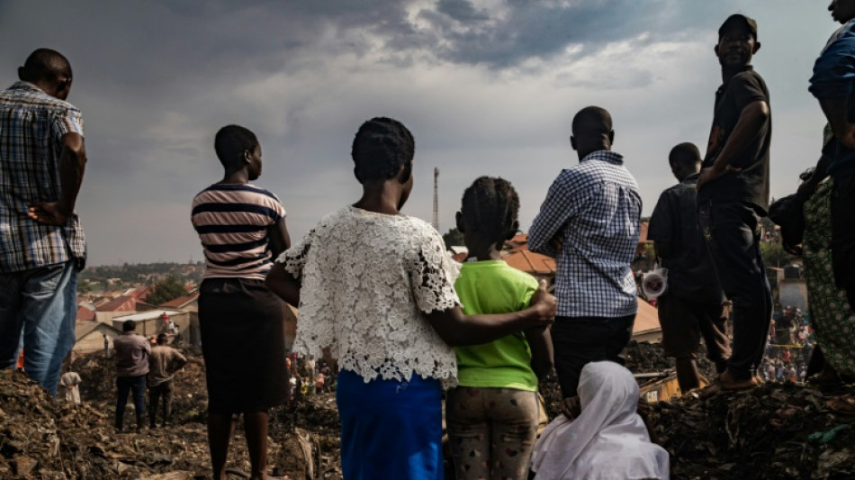 De la "panique" à la colère: en Ouganda, des habitants choqués après l'effondrement d'une décharge