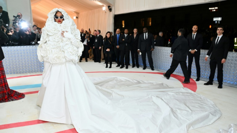 A l'extravagant gala du Met de New York, les stars de la mode et du showbiz célèbrent Lagerfeld