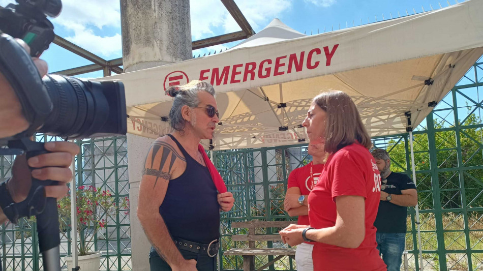 Piero Pelù visita l'ambulatorio di Emergency a Ponticelli