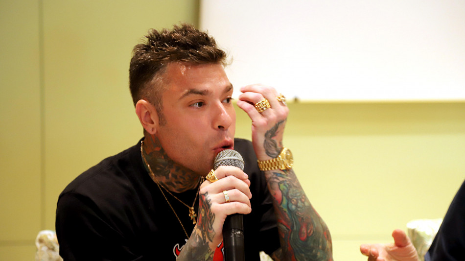 Malore in volo per Fedez, ricoverato e dimesso a Brindisi