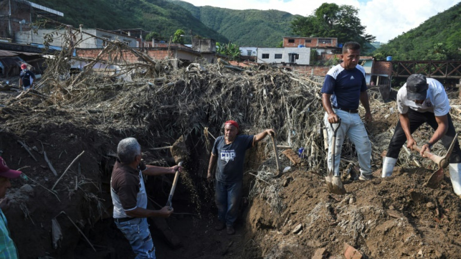 Hope fading in search for Venezuela landslide survivors