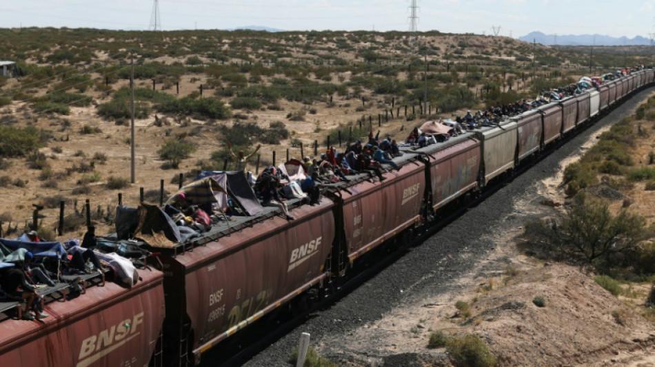 Mais de mil migrantes chegam de trem à fronteira México-EUA