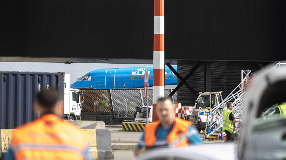 Muore risucchiato dal motore di un aereo ad Amsterdam