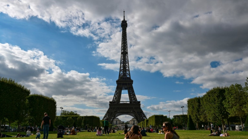 Policía evacúa la Torre Eiffel por alerta de seguridad