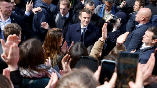 Macron en meeting pour faire décoller sa campagne