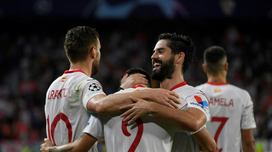 Sevilla golea al Copenhague, se mantiene vivo en Champions y asegura Europa League