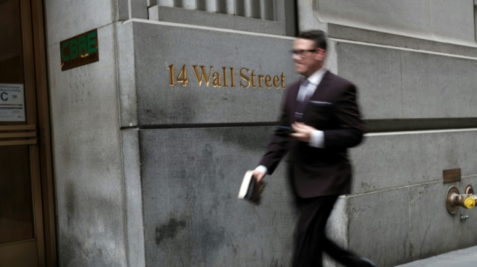 Wall Street accélère son repli après le rebond de la veille, inquiète pour la consommation
