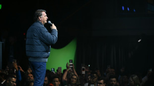 Bolsonaro mobiliza milhares na Avenida Paulista após bloqueio do X no Brasil