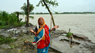 Refugiados climáticos huyen de pueblos arrasados por las inundaciones en Bangladés 