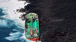 Cyclone Batsirai: début des opérations de pompage du navire échoué à La Réunion