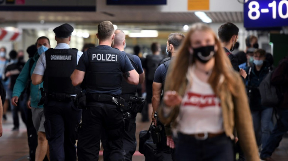 Sturzbetrunkener Vater torkelt mit Baby durch Münchner Bahnhof