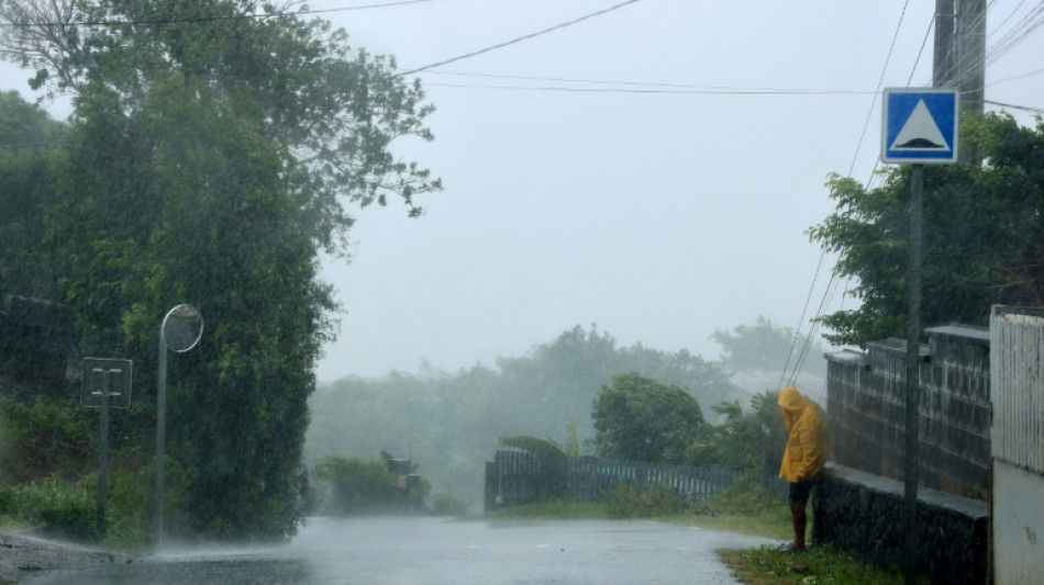 Réunion: le cyclone Batsirai s'éloigne et laisse un bateau échoué sur la côte