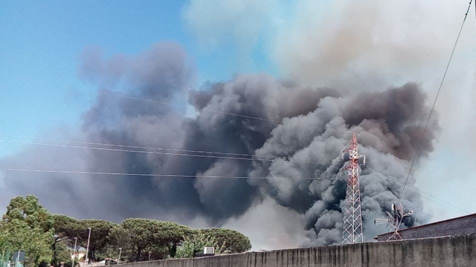 Maxi rogo a Roma: Protezione Civile, 'tenere le finestre chiuse'