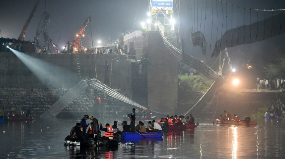 Mehr als 130 Tote bei Einsturz von Fußgängerbrücke im Westen Indiens