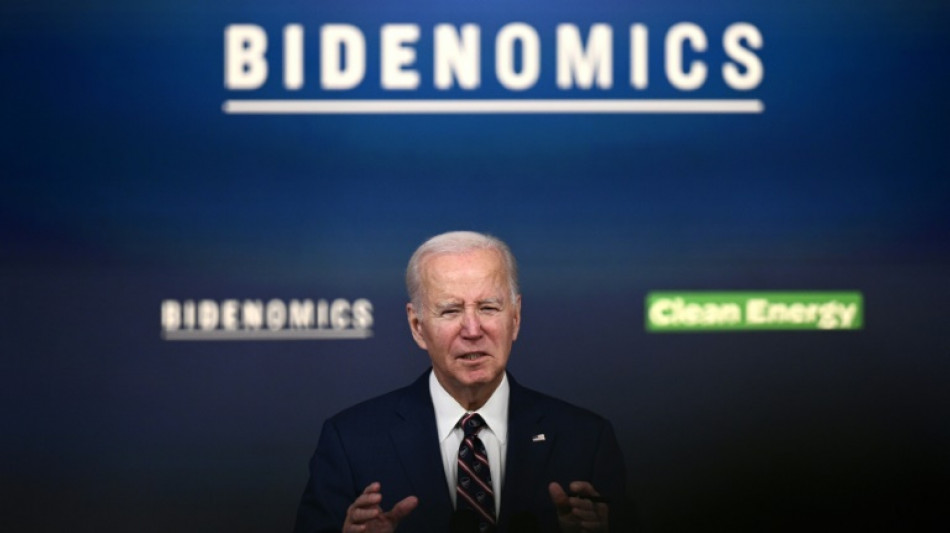 Biden pinta la economía de un color de rosa que los votantes no ven