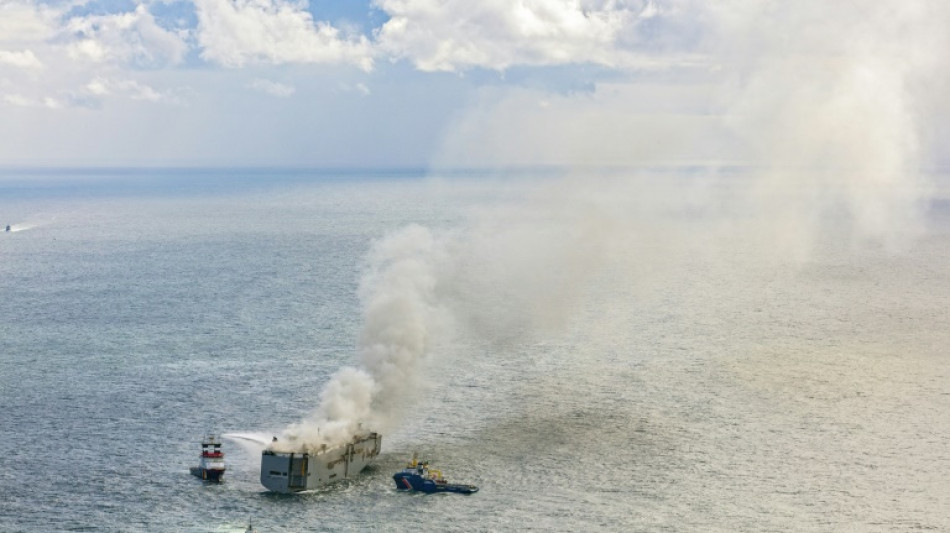 Brand an Bord von Autofrachter vor Ameland könnte noch "Tage dauern"