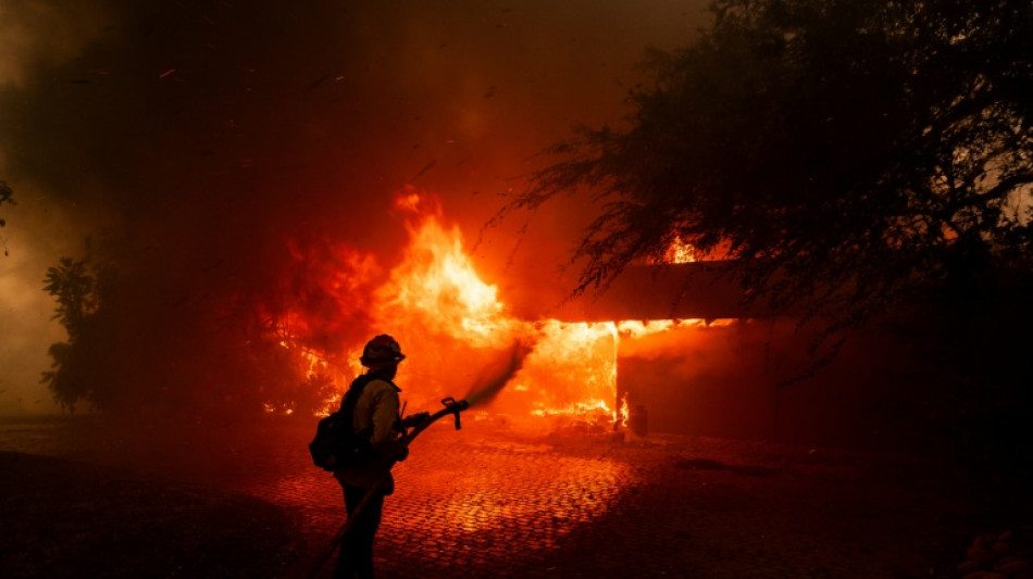 Des milliers de personnes menacées par un incendie près de Los Angeles