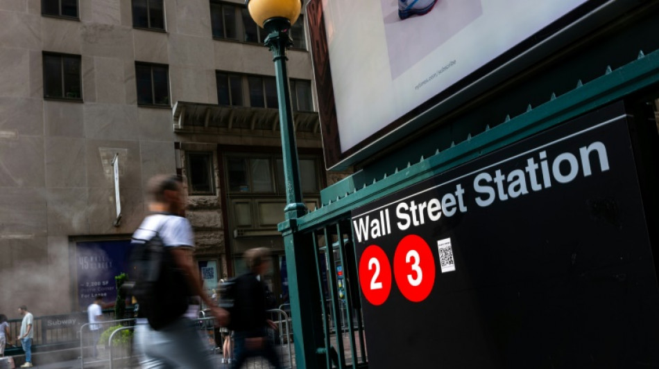 Wall Street en légère baisse, les taux obligataires plongent 