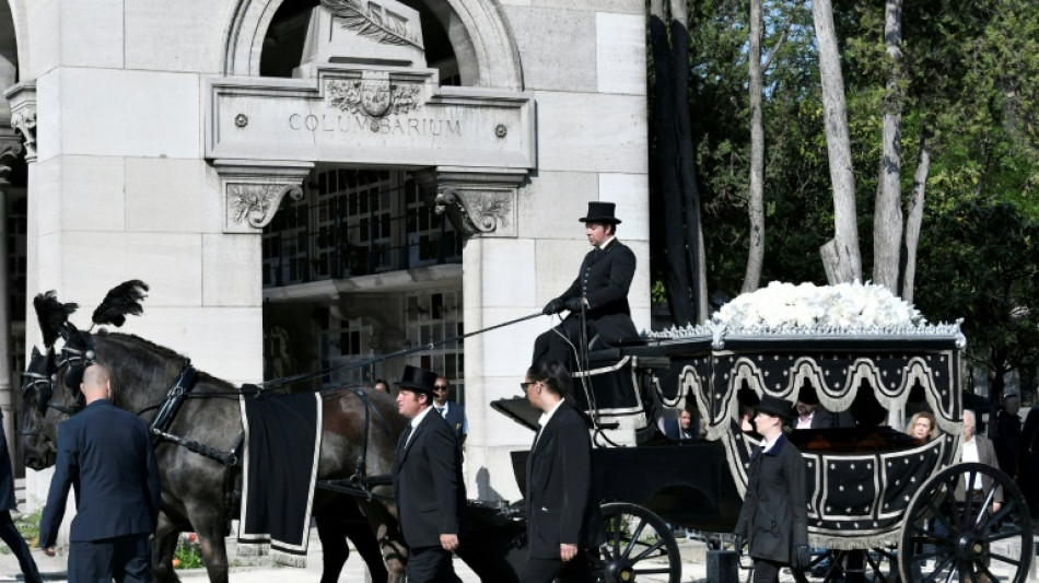 Paris dit adieu à Régine, sa "reine de la nuit"