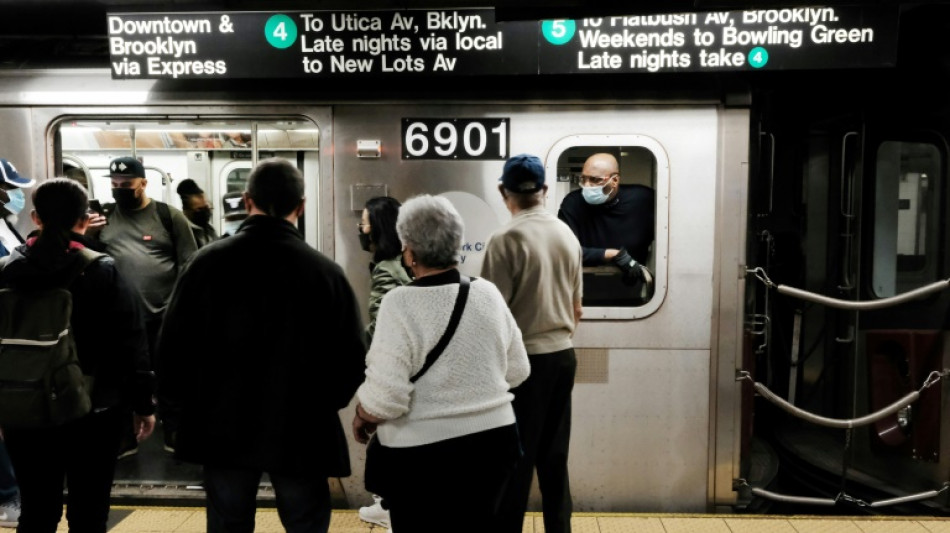 Polícia prende suspeito de atear fogo em mulher no metrô de Nova York