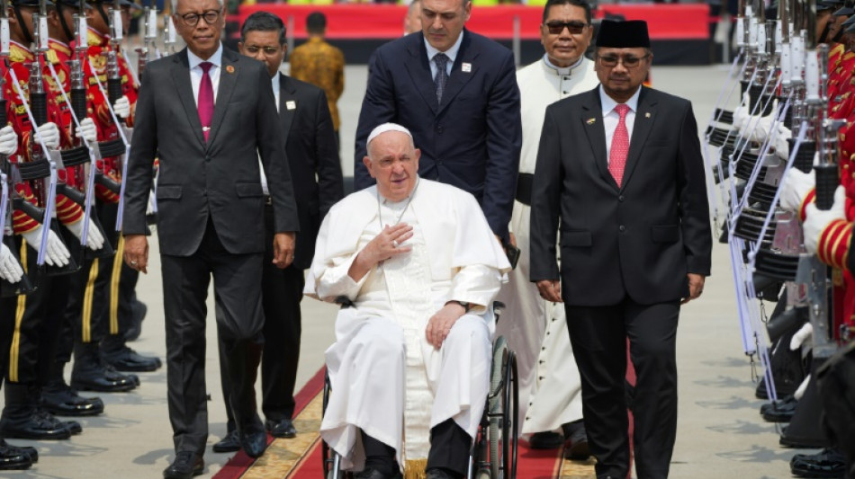 Papst Franziskus von Indonesien nach Papua-Neuguinea weiter gereist