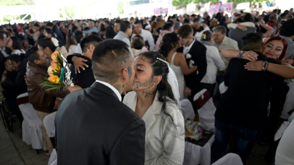 1,200 couples get hitched in Mexican mass wedding