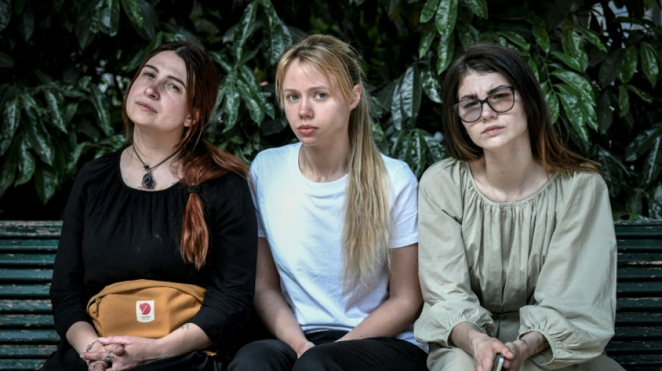 El periplo europeo de tres mujeres que piden ayuda para "liberar" a sus parejas de Azovstal