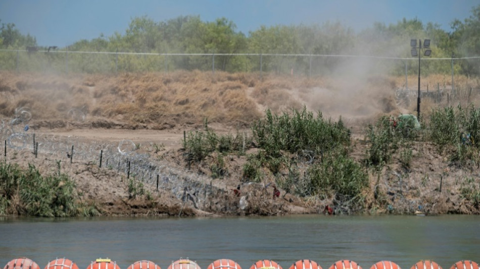 Un tribunal de EEUU frena temporalmente la orden de retirar las boyas antimigrantes en Texas